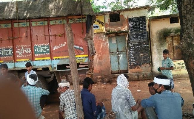 उचित मूल्य के अनाज से भरे  दो ट्रकों को गेरुघाटी में उतारने की बात से ग्रामीणों  ने किया हंगामा 