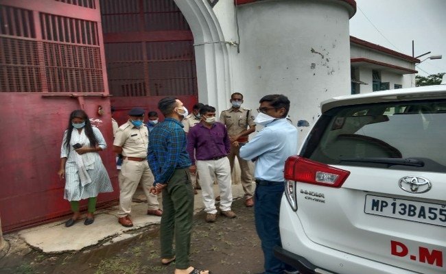 बलात्कार का आरोपी जेल से फरार, एसपी-कलेक्टर ने जेल का किया मुआयना