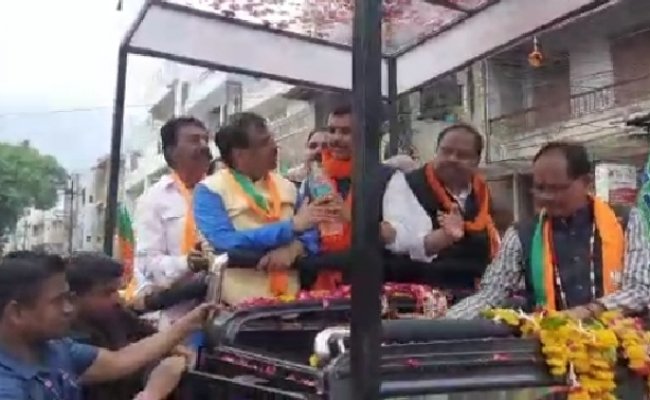 मुख्यमंत्री शिवराज सिंह चौहान के रोड के दौरान जीप में गशत खाकर गिरे सांसद