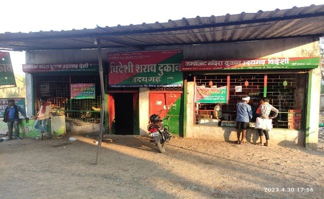 ग्रामवासियों की शिकायत के बाद भी आज तक नही हटाई शराब की दुकान, आसपास के रहवासी परिवार हो रहे परेशान