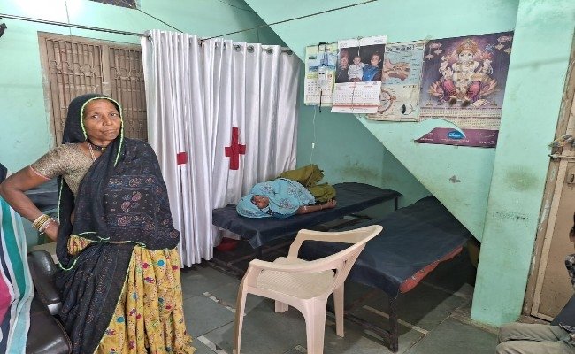 जिले में बंगाली डॉक्टरों का आतंक