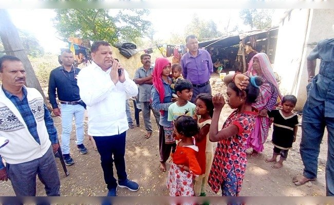 कांग्रेसी नेता ने करंट से पीड़ित परिजनों को दी सहायता राशि