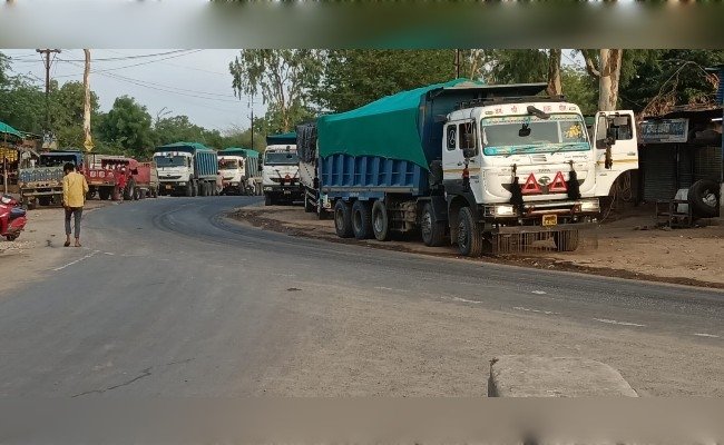 आम्बुआ-जोबट तिराहे मार्ग पर बेतरतीब खड़े रहते हैं वाहन