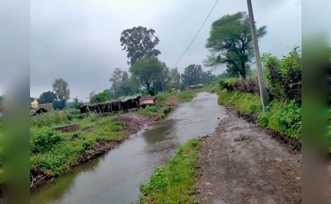 सरकार कहती है हम रोजगार देंगे, ग्रामीण कह रहे हमे रोजगार नही रोड दे दो