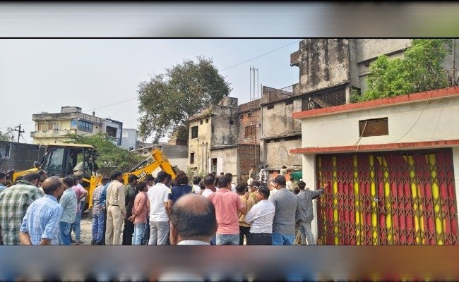 अतिक्रमण मुहिम: ठेले, गाड़िया और छोटी घुमटियों हटाकर प्रशासन ने की लीपापोती