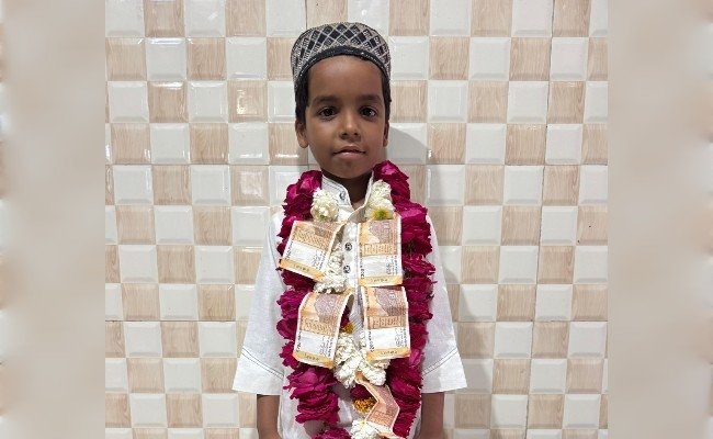 सात वर्षीय मोहम्मद जीशान ने रखा रोजा