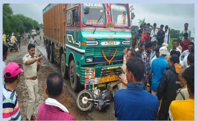 ट्रक की चपेट में आई बाईक 2 की  दर्दनाक मौत